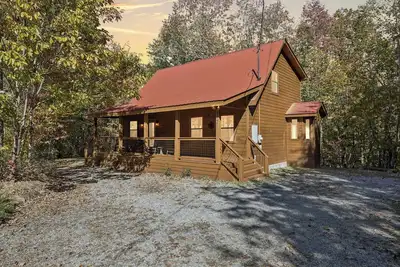 Image de Updated Cabin in Peaceful and Private Location, Resort Amenities, WiFi, Hot Tub