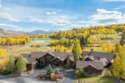 Image de Private Estate 🏔️ 9, 400 sq ft ✨ Game Room 🎱 Steam Sauna 💦 1. 5 Acres 🧖‍♀️ Spa