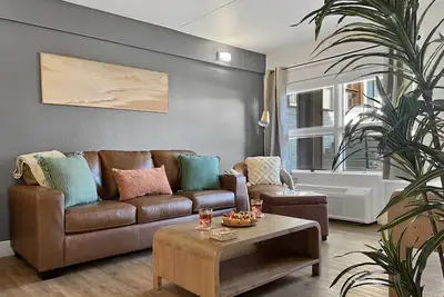 Image de Walk in fresh remodel walk to Landing & Convention