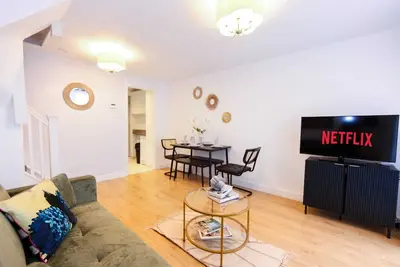 Image de Modern 2br Summer House Near Studio with Private Garden and Free Private Parking