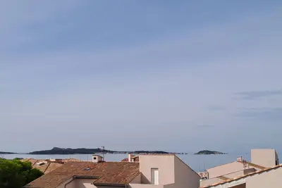 Image de Appartement 4 personnes vue mer. Plage à 100 m. Piscine et parking.