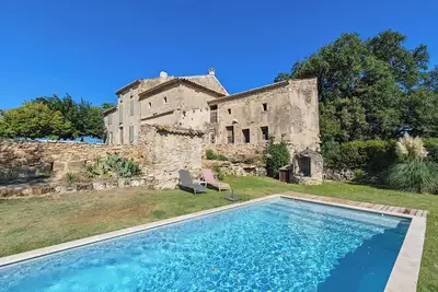 Image de Maison de campagne avec piscine\nCountry house with pool and vineyards view