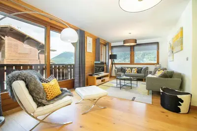 Image de Appartement Pleney hébergé par More Mountain. Morzine central avec un emplacement au bord des pistes, à moins de 5 minutes à pied des remontées mécaniques principales, des bars et des restaurants.