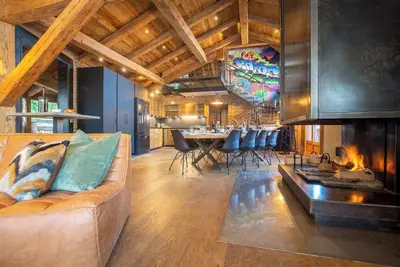 Image de More Mountain - Chalet Beau est un grand chalet de designer au cœur de Morzine. Grande terrasse sur le toit avec jacuzzi extérieur. À seulement 5 minutes des remontées mécaniques.