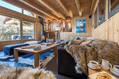 Image de More Mountain - Chalet Jirishanca dans le centre de Morzine avec jacuzzi extérieur. Grand chalet en duplex à moins de 2 minutes à pied des remontées mécaniques et des bars.