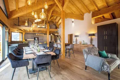 Image de Chalet Le Pre hosted by More Mountain Morzine | Luxury 6 Bed 6 Bath Chalet | Sleeps 14. Only 10 min walk into the heart of Morzine with huge outdoor Jacuzzi, large terrace & garden with stunning views of the slopes. Secluded position, yet central.