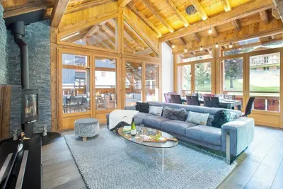 Image de This chalet is a 4 bedroom(s), 4. 5 bathrooms, located in Morzine, Auvergne-Rhône-Alpes.