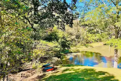 Image de Lakefront peace and tranquility, two bedroom private entrance apartment!