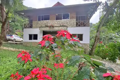 Image de Riverfront Home Perfect for Groups in the Middle of the Mountains