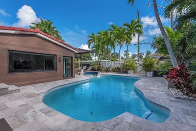 Image de Gorgeous house with backyard with the pool. Near the beach!