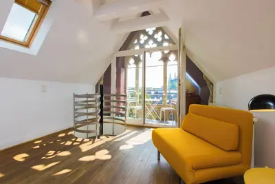 Image de Maisonette with neo-Gothic loggia and cathedral view