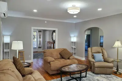 Image de Private, Spacious, Newly Remodeled Apartment 2 Blocks from Downtown