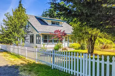 Image de Classic 1914 Sequim Farmhouse Offers Charm, Relaxation, & Fun For The Whole Family!