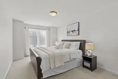Image de Peaceful and Spacious townhome with King Bed - 15 min from downtown Ottawa
