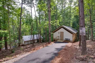 Image de Beautiful Tented Cabin Surrounded by Nature and Hot-tub Provided in Scottsboro, Alabama