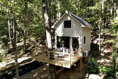 Image de Lofted Romantic Tree House Immersed in Nature in Alabama
