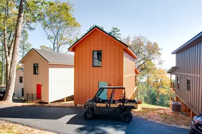 Image de Pet-Friendly Cabin Ideal for Families with Jacuzzi and Lake Views in Alabama