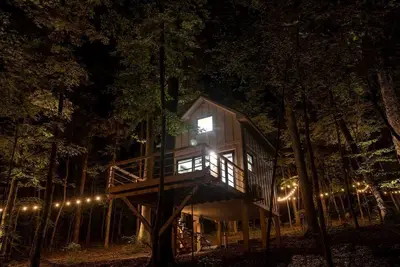 Image de Amazing Tree House Perfect for a Secluded Getaway in Alabama