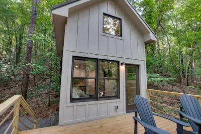 Image de Pet-Friendly Tree House Great for a Relaxing Escape in Alabama