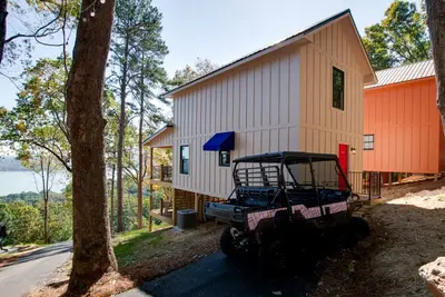 Image de Charming Lake Cabin Retreat with Deck and Hot-Tub in Alabama