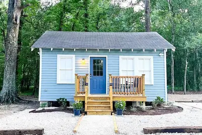 Image de Picturesque Cozy Cottage with Fire Pit Space in Louisiana