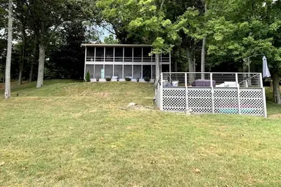 Image de Inmerse in the Serenity of this Lakefront Cottage in Cadiz, Kentucky