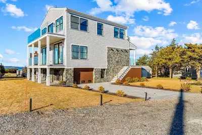 Image de Peaceful Oceanfront Villa in Bourne, Massachusetts