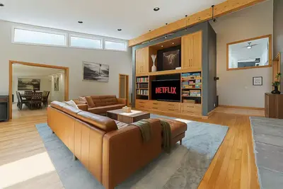 Image de Riverfront City Escape w/Hot Tub, 2 King, Gym, Sleeps 12, Firepit, Kayaks