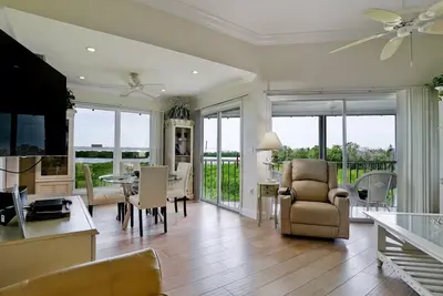 Image de 808 Audubon - Perico Island - Condo - 2 Bedroom / 2 Bath, maximum occupancy of 4 people. Community Pools - Distance to the Beach: 1 mile.