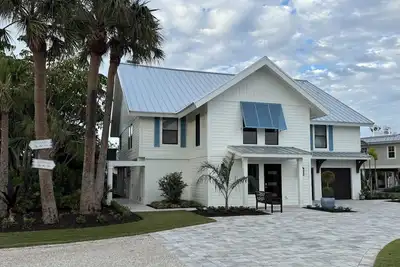 Image de Gorgeous canal front home east end Sanibel. Walk to beach, restaurants, biking