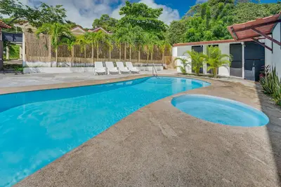 Image de Cozy family home with enclosed yard, outdoor patio, pool & near the beach