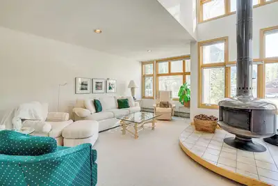 Image de Mtn-View Deck, Workspace! Walkable Frisco Condo