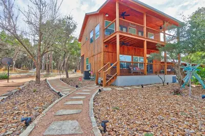 Image de Modern Hill Country Multi-unit w/kitchen, Wifi, patio, private pool & hot tubs