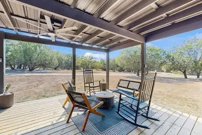 Image de Modern Hill Country Tiny house with kitchen, Wifi, private patio and hot tub