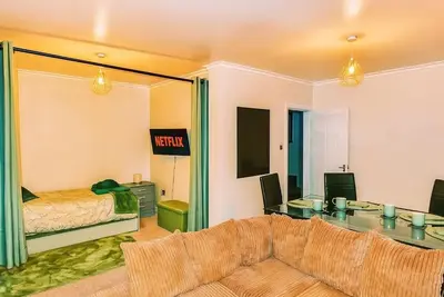 Image de Group Stay 4br | Free Parking | 4 TVs+Netflix | Near Tram