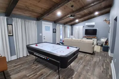 Image de Well appointed house with outdoor space for kiddos to throw the ball in Cabot