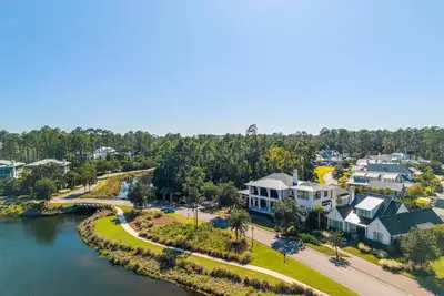 5 Bd Lakefront Haven in Moreland Village