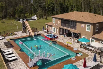 Image de 28 Bedrooms, Sleep Up to 99 -2 Neighboring Mansions