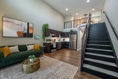 Image de Elevate Your Stay in Our Stunning Loft with 17-Foot Ceilings