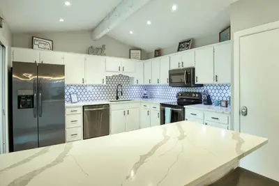 Image de Spacious Friends & Family Retreat in Sw Omaha – Hot Tub, Patio & More!