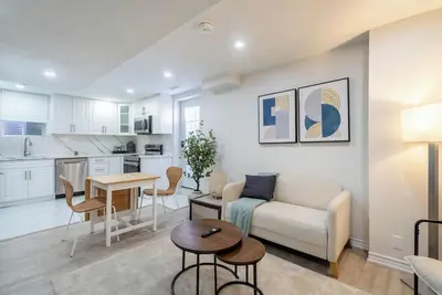 Modern Basement Apartment - Private entrance