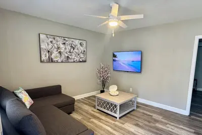 Image de * Newly Remodeled* Apt 3 miles from the beach