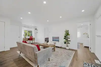 Stylish Main Floor Suite | Near Downtown Kitchener