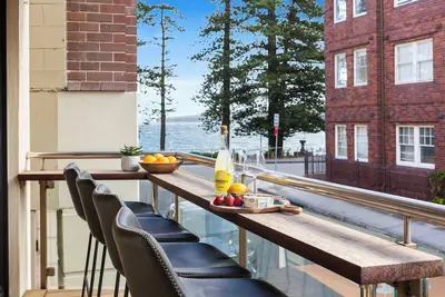 Image de Manly Muse with Water View and Lock Up Garage