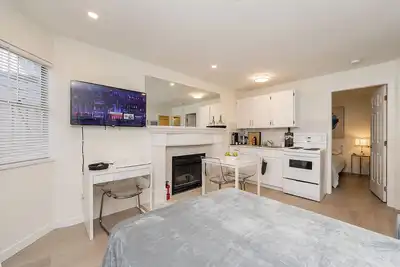 Image de Bright Modern Brand New furnished Suite in Vancouver Heights – Patio & Views