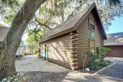 Image de Lake Okeechobee Dockside Cabin w/ Pool Access