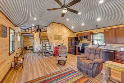 Image de ~ 1 Mi to Lake Greeson & Ramp: 'Lazy Bear Cabin'