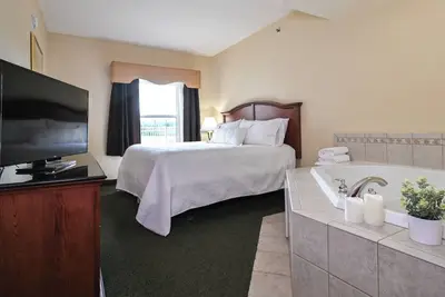 Image de Romantic Riverside Escape | Pool, Spa & Golf at The Four Seasons Island Resort!