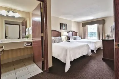 Image de Cozy Group Stay | Free Parking, Pool, Gym, & Riverside Adventures Nearby!