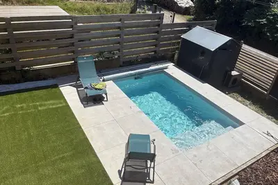 Image de Grande maison tout confort avec piscine privée à la campagne